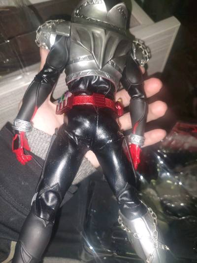 rah假面骑士Kiva，全配无损盒说全，拿到手第一件事就是拍照，特帅，rah质感果然无敌，就喜欢玩这种大尺寸还原手办