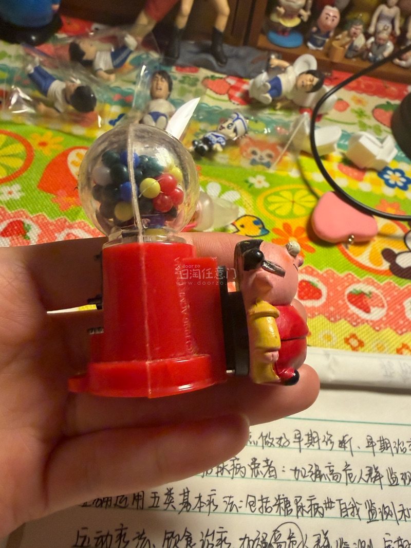 这应该是一个游戏机周边的IP，一个胖胖的小子站在一个扭蛋机旁边，超级可爱，是树脂材质的，发货也很快，完美无暇