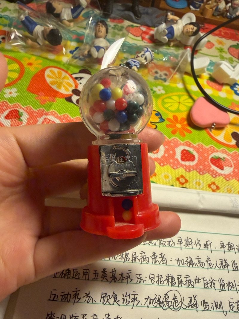 这应该是一个游戏机周边的IP，一个胖胖的小子站在一个扭蛋机旁边，超级可爱，是树脂材质的，发货也很快，完美无暇