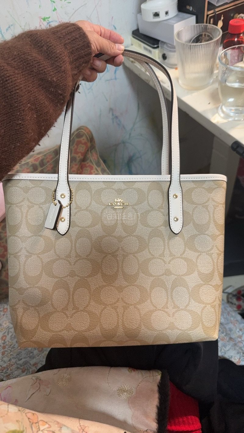 这次购物非常的开心，除了物流到货有点慢之外。然后物品跟描述的非常的相符，没有说是有瑕疵，没有描述出来本商品也是没有瑕疵的，非常的满意。比之前买的要好很多。感觉比较信任了，下次还会来购买的。比较推荐，比较推荐。