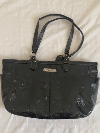 这个小托特包真的超级好看，成色啥的都没的说，物流等了不到十天吧，购物过程很顺利，有问题问客服，客服也很快解答。喜欢喜欢