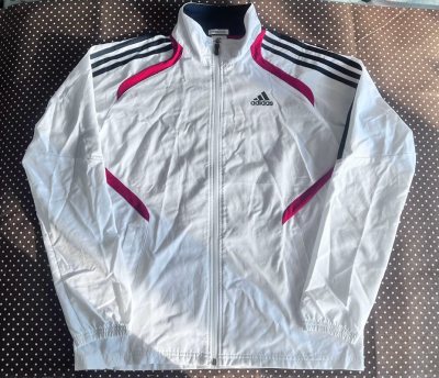 在这个平台上买到了超级喜欢的博主同款的阿迪达斯外套 而且还是正品 这个同款都已经卖到六百多了在挖煤姬上运费加本体才花了120 真的超级值 而且细节什么的都非常好整体没有特别明显的污渍什么的 非常喜欢用这个平台