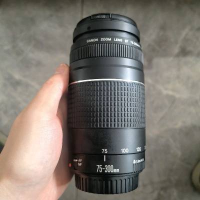 挖煤姬12月海淘好物分享来喽，欢迎大家收看我的挖煤姬12月开箱，这是一期年末购入的好物分享，是一个佳能的长焦镜头，成色非常好，与描述一致，并且功能正常，成像锐利，清晰。挖煤姬的打包依旧安心，箱子很结实，泡沫非常多，镜头都完好无损，物流选择的可追踪小航空，速度很快，以...