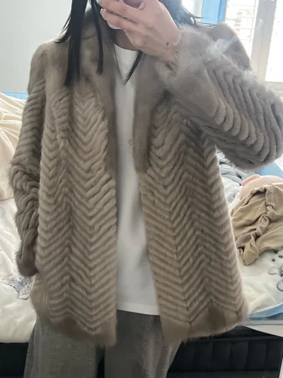       刷到博主穿米灰貂皮的慵懒街拍，瞬间心动，可专柜价格让人却步。偶然点进海淘网站，被这件浅奶茶色水貂外套戳中——人字纹编织、整貂毛领、无扣宽松版型，细节图里质感满满，纠结许久后咬牙下单。
      等待的日子满是焦虑，物流信息成了每日必看。好在清关提前申报...