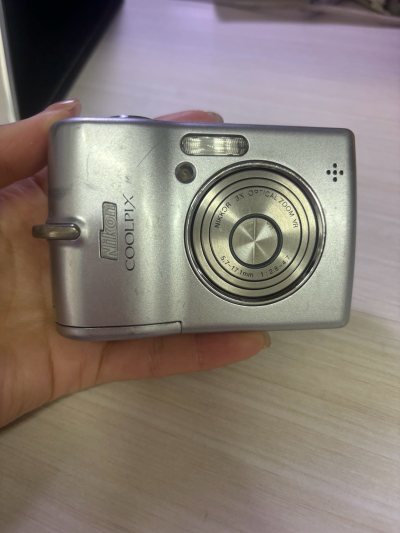 在挖煤姬淘的尼康L12和索尼T1到手啦，拆开包装的瞬间直接被惊喜到！包装用了多层气泡膜加硬纸盒，长途跋涉过来，相机机身一点划痕都没有，卖家标注的“九成新”完全不虚标，甚至比预期成色还好。

先夸夸尼康L12，复古银黑机身握感超舒服，傻瓜式操作对新手太友好了，随手拍的...