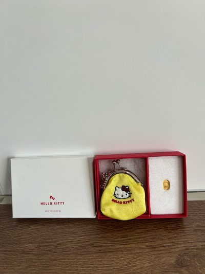 好可爱的kitty小判，主要还有一个黄色的链条小包包，可以当小挂件，还能收纳东西，特别可爱还很实用，超喜欢
