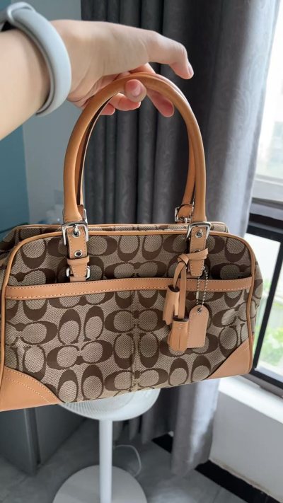 被朋友种草后发现这个宝藏软件！实现了不用出国就可以买到心仪好物！第一次下单抱着忐忑的心情。物流比我预想的更快到达，收到包包之后真的超出预期太多，太惊喜了，几乎看不出什么瑕疵，性价比很高。在我写这个评价的时候，我已经下了第二单了，只要这个宝藏软件还在，我就会一直使用！...