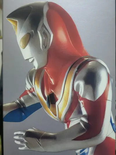 海淘新到货一只成色非常好的万代京本收藏系列大尺寸软胶人偶，奥特曼超大胶，1997年老物，戴拿奥特曼闪亮形态京本大胶，盒子底座都齐全，只是姿势不够好看，镇宅还是可以的。