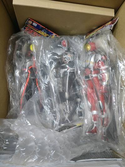 淘到了比较喜欢的假面骑士555爆裂形态眼镜厂大胶，555系列和龙骑系列做的身形都差些，不如剑系列大胶好看，但爆裂做的还比较不错，有真红大炮附带就更好了。