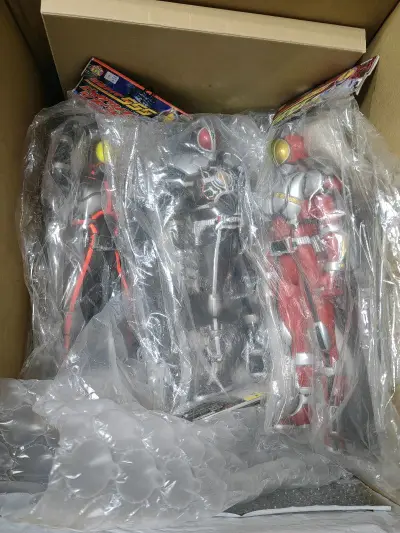 淘到了比较喜欢的假面骑士555爆裂形态眼镜厂大胶，555系列和龙骑系列做的身形都差些，不如剑系列大胶好看，但爆裂做的还比较不错，有真红大炮附带就更好了。