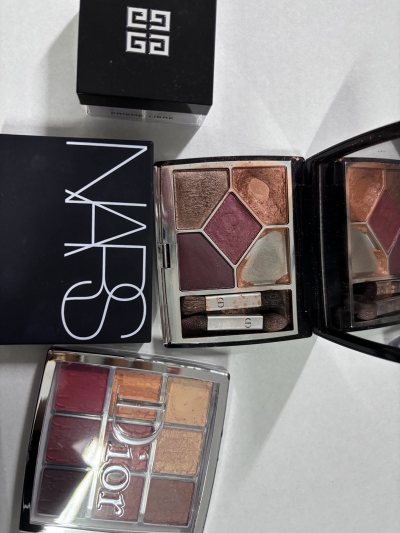 这次入手了迪奥眼影盘、NARS彩妆和纪梵希的产品，从日本直邮的物流速度超惊喜，EMS配送没几天就收到了，包装也很严实没破损。迪奥眼影的显色度绝了，珠光色细腻不飞粉，红棕调日常画超温柔；NARS的粉质一如既往地在线，纪梵希的产品质感也超棒。虽然算上国际物流和手续费，整...