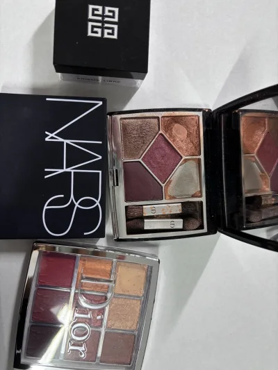 这次入手了迪奥眼影盘、NARS彩妆和纪梵希的产品，从日本直邮的物流速度超惊喜，EMS配送没几天就收到了，包装也很严实没破损。迪奥眼影的显色度绝了，珠光色细腻不飞粉，红棕调日常画超温柔；NARS的粉质一如既往地在线，纪梵希的产品质感也超棒。虽然算上国际物流和手续费，整...