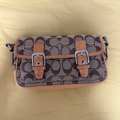 在挖煤姬淘到这款Coach老花中古包的体验也太惊喜了！选品页面标注的成色细节超精准，下单后物流全程可追踪，十来天就收到了货。包裹里的包被泡沫纸裹得严严实实，拆开后发现皮质部分只有轻微的自然使用痕迹，帆布老花纹理清晰，五金也没有氧化褪色，和图片里的样子几乎没差。客服回...