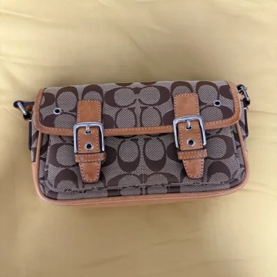 在挖煤姬淘到这款Coach老花中古包的体验也太惊喜了！选品页面标注的成色细节超精准，下单后物流全程可追踪，十来天就收到了货。包裹里的包被泡沫纸裹得严严实实，拆开后发现皮质部分只有轻微的自然使用痕迹，帆布老花纹理清晰，五金也没有氧化褪色，和图片里的样子几乎没差。客服回...