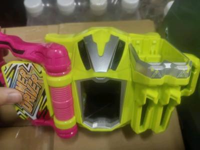 正品假面骑士腰带质感绝了！金属色涂装高级有分量，纹路和徽章细节完美还原剧中道具，UV涂层耐磨损不轻易掉漆。联动配件插拔顺畅，变身音效、必杀台词超还原，还自带经典BGM，声光同步超有沉浸感。腰带调节灵活，佩戴舒适不勒腰，不管是把玩联动还是收藏摆柜都超赞，骑士粉闭眼入，...