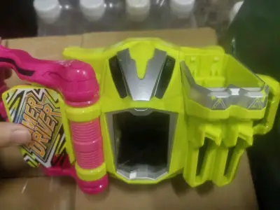 正品假面骑士腰带质感绝了！金属色涂装高级有分量，纹路和徽章细节完美还原剧中道具，UV涂层耐磨损不轻易掉漆。联动配件插拔顺畅，变身音效、必杀台词超还原，还自带经典BGM，声光同步超有沉浸感。腰带调节灵活，佩戴舒适不勒腰，不管是把玩联动还是收藏摆柜都超赞，骑士粉闭眼入，...