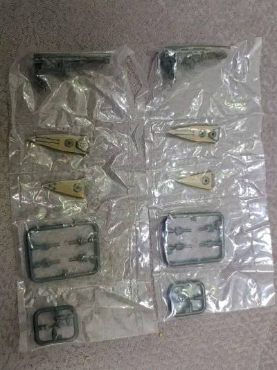 1/2000的艦船小扭蛋，大点的长度10多cm这样，驱逐舰见第四张，小小的一根，比较古早的食玩了，做工水准比F-TOYS艦C的扭蛋要差。经济够的话入手艦C的比较好。