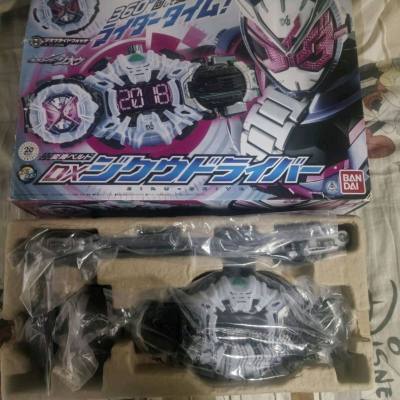 正品假面骑士腰带质感绝了！金属色涂装高级有分量，纹路和徽章细节完美还原剧中道具，UV涂层耐磨损不轻易掉漆。联动配件插拔顺畅，变身音效、必杀台词超还原，还自带经典BGM，声光同步超有沉浸感。腰带调节灵活，佩戴舒适不勒腰，不管是把玩联动还是收藏摆柜都超赞，骑士粉闭眼入，...