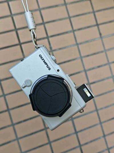 这次买了一台喜欢很久的数码相机 型号是奥林巴斯XZ2
有1200w像素和f1.8最大光圈 还有触摸屏 非常好玩的一台数码相机 平台处理速度也很快 没几天就到了 包装很严实 物流也很快