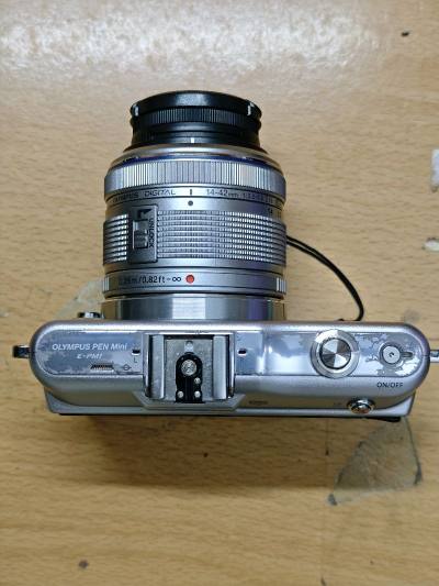 这次买了一台数码相机 型号是奥林巴斯EPM1 还带了一个奥林巴斯1442的镜头 1200w像素 到手发现传感器很干净 相机功能也正常 镜头干净 但是排线好像断了 这个是通病 另外平台购买很速度 物流运输速度也很快