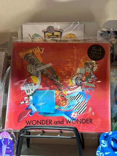 物流很快很给力，专辑的状态都很好，爱太迟的歌词本后来拿去让哥仨签名了嗯哈哈好幸福……很愉快的一次购物体验