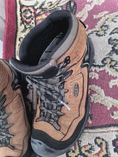 【KEEN TARGHEE IV MID WP「踏极4」深度体验：户外探险者的全能战靴】
作为资深户外爱好者，最近入手了KEEN最新推出的TARGHEE IV MID WP「踏极4」防水登山鞋，经过三周徒步实测，从川西高原到江南雨季山路，它用硬核实力征服了我！
? ...