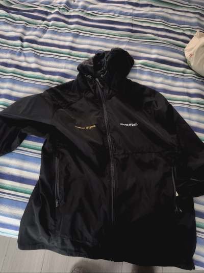 Montbell防晒服真的超级赞！首先，它的材质轻薄透气，穿在身上完全没有闷热感，夏天出行也不会觉得不舒服。而且UPF50+的防晒效果非常给力，去海边度假一整天，皮肤一点都没晒黑，太让人安心了。
设计方面也很贴心，帽子可以收纳进领子里，携带方便；衣服还有多个透气孔，...