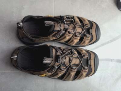 这款KEEN溯溪鞋真的太惊艳了！第一次穿去野溪徒步就被彻底征服——鞋底防滑设计超给力，溪水里踩青苔石都稳如泰山，完全不用担心打滑摔跤。编织鞋面不仅透气速干，还特别贴合脚型，走三小时山路都没磨脚。最惊喜的是它的多功能性，溯溪完直接穿去咖啡馆，灰绿色鞋身搭配牛仔短裤居然...