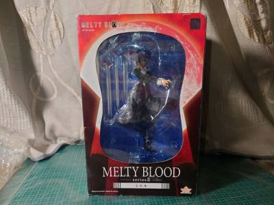 挖煤姬十二月第四单到货了，这次要分享的依然是两个手办，月姬的学姐如图箱盒子是中古的会有一些磨损，手办算是未开封的美品；另一个俺妹的桐乃粘土人是全新未开封的，之前的卖家保存得很好！