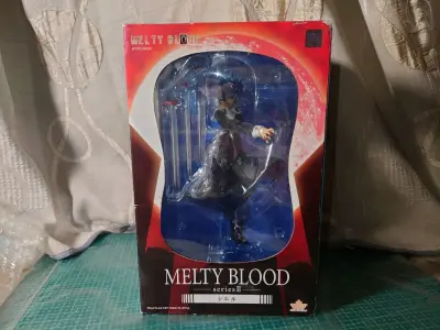 挖煤姬十二月第四单到货了，这次要分享的依然是两个手办，月姬的学姐如图箱盒子是中古的会有一些磨损，手办算是未开封的美品；另一个俺妹的桐乃粘土人是全新未开封的，之前的卖家保存得很好！