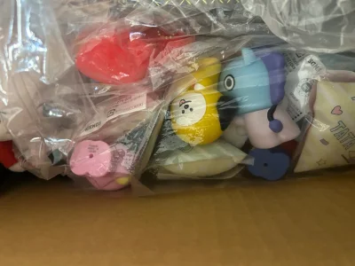 这次买了好多小玩具！收到的时候箱子完好泡沫膜踮了很多层，收到都是完好的无破损，买东西操作下单合单非常简单，官方可帮填单，无脑购物非常方便！感谢挖煤姬～