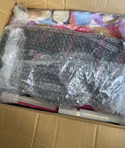 挖煤姬的打包还是很体贴，连每个背包都用泡沫膜仔细缠了好几圈，从海外那么久那么远的运输过来箱子内外都很完整！
