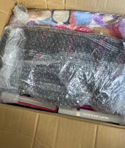 挖煤姬的打包还是很体贴，连每个背包都用泡沫膜仔细缠了好几圈，从海外那么久那么远的运输过来箱子内外都很完整！