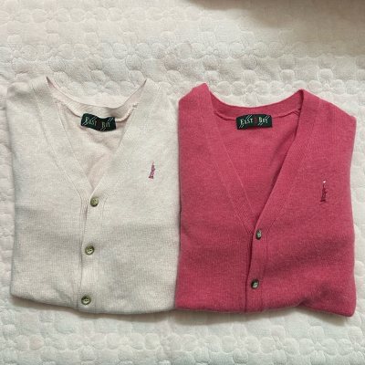 挖煤姬一次淘齐三样心头好也太幸福了！EAST BOY的针织开衫品相超新，奶白和玫红配色温柔又亮眼，面料软乎乎的超舒服；学园BASARA的毛绒公仔细节还原度拉满，还带原吊牌全新未拆；角落生物挂件更是软萌到犯规，每一只手感都超棒！打包巨严实，衣服和毛绒都被泡泡纸仔细包裹...