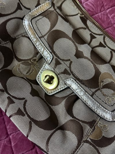 又来挖煤姬淘中古包包了 对于本人狂热爱coach中古特别友好！在挖煤姬海淘就是放心 实物依旧和图片没差别 很喜欢！