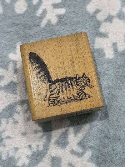 年末挖到的猫咪印章直接戳中萌点！木质纹路细腻，猫咪图案刻画得活灵活现，盖印超清晰，手帐er的宝藏好物无疑了～多亏挖煤姬，海淘选品全、物流快还包装严实，小众文创轻松淘，年末囤货靠它太省心！