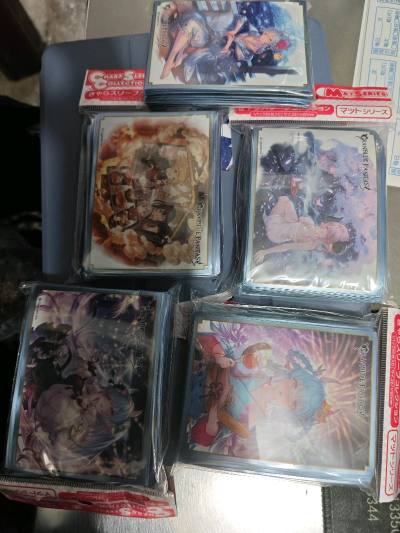 非常好的购物体验 比国内便宜了不少，虽然用不上这么多但是好看可以收藏，movic的卡套国内再怎么也是65一包，国外买的，便宜的只要20几贵的也才40几