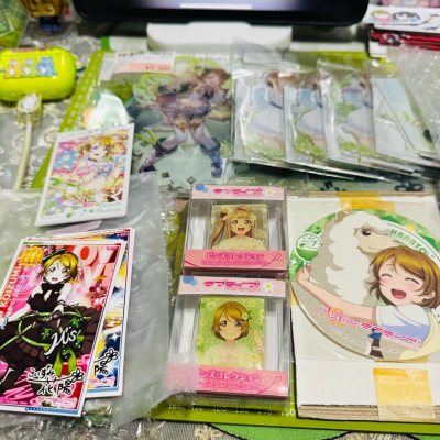 这次淘了一堆LoveLive小泉花阳的周边，从冷门的联动亚克力立牌到各种徽章、卡片，挖煤姬都帮我稳稳拿下了！
物流速度超出预期，合单打包也超用心，每样周边都被泡沫纸裹得严严实实，到手一点瑕疵都没有，品相直接拉满！
小众日谷能淘得这么顺利，挖煤姬的日淘体验真的没话说，...