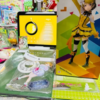 这次冲的小泉花阳手办+亚克力立牌套装也太绝了！从日本卖家那边下单，挖煤姬的代购流程超简单，合单打包还特别专业，手办的包装盒一点压痕都没有，立牌的塑封也完好无损。
物流追踪清晰，比预期早好几天收到货，拆开的瞬间直接被品相惊艳到！冷门的LoveLive周边都能淘得这么顺...
