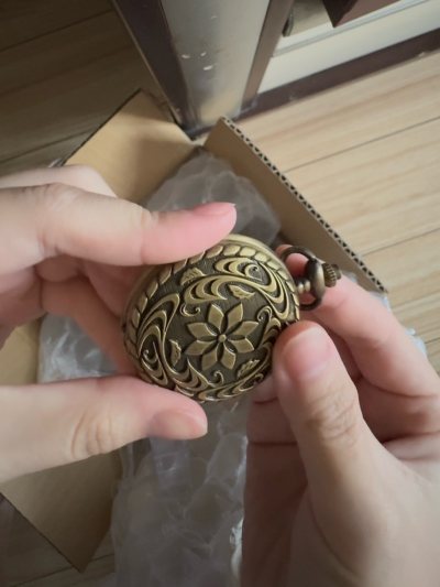 很好快递包装很严密，发货速度也挺快，原包装盒子啥的也都还在，东西成色也很新，表盘上的那层膜都还未撕开，做工很精美，安全下车