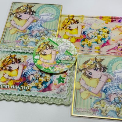 这次淘的小泉花阳成套亚克力制品+杯垫，到手真的被惊艳到了！挖煤姬的打包堪称艺术品，每样周边都单独套了保护膜，亚克力的金边、杯垫的印刷细节一点瑕疵都没有，品相完美到复刻日版原版质感。
从日本小众店铺淘这些成套周边，流程居然超简单，合单、物流追踪一步到位，冷门的Love...