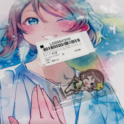 这次淘的小泉花阳毛绒玩偶+原画海报+迷你立牌套装，到手直接被质感惊艳到！挖煤姬打包太用心了，毛绒玩偶用真空袋包裹没一点变形，海报卷在硬筒里毫无折痕，小立牌的塑封也完好无损。
从日本淘这些混搭周边，合单操作超简单，物流还比预期快了好几天，冷门的LoveLive谷都能精...