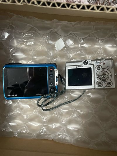 收到的奥林巴斯TG-620和佳能老款卡片机成色超惊喜，机身几乎没划痕，屏幕也干净透亮，卖家还包了泡泡纸防磕碰，物流也快，老相机能保存这么好太值了！试了下按键都灵敏，开机正常，性价比直接拉满，特别满意这次入手～