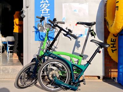 收到这辆期待已久的自行车，心中满是喜悦与满足。

车子的“苍蝇绿”配色独特而迷人，低调中透着一丝复古的韵味，在阳光下闪烁着独特的光泽，让人一眼就能在众多车辆中辨识出它的身影。车身线条流畅，设计简约而不简单，每一个细节都彰显着制造的精湛工艺。

骑行体验更是令人惊艳。...