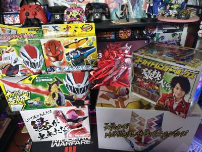 香啊 还能以近乎原价玩到全新未拆的老物 盒子也八角尖尖 虽然被小税一手 但还是比从国内倒狗手上买香啊
相信只是短暂的分别！总有一天一定要回来啊！！超级战队！！！