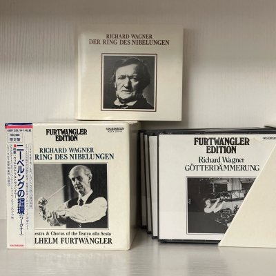 伟大的富特文格勒有两套《指环》现场传世。1950年斯卡拉，1953年罗马。
此为前者。日本40000日元限量版，收藏编号292。

按照坊间评价，斯卡拉版封神，尽管音质不如罗马版。
据说这般炽热恢弘到无以复加，为啥是“据说”呢？因为我听不完。

年底了，油尽灯枯，应...