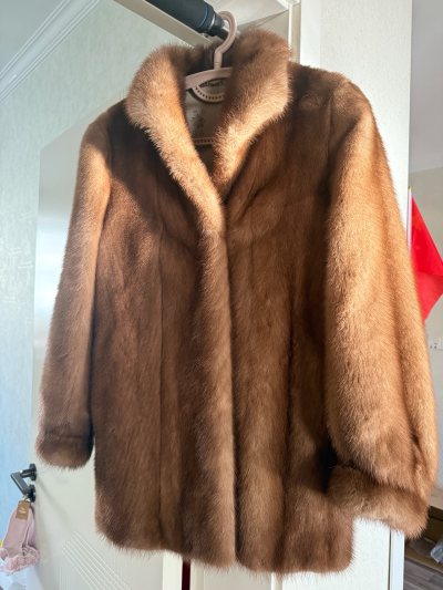 收到货以后很喜欢，就是尺码有点小。购买的时候感觉很方便，邮费虽然不便宜但是后来发现还是合单方便。要是早两年买就好了，可以淘到更多便宜划算的貂貂～推荐推荐……………………………………