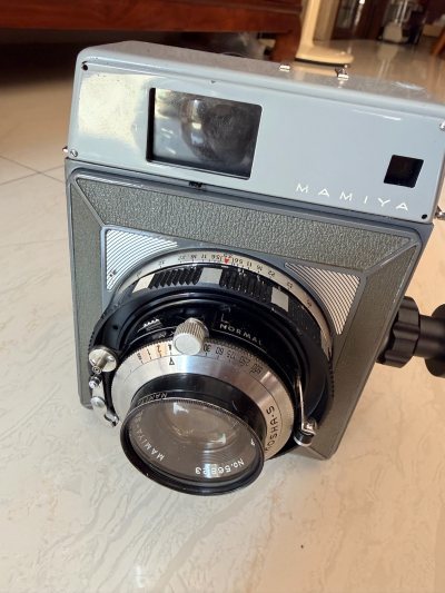 整体体验非常惊喜。玛米亚新闻机机械感十足，结构扎实，快门和过片手感干脆利落，拿在手里就很有老相机特有的“分量感”，非常适合喜欢纪实和复古风格的玩家。
玛米亚 6 作为中画幅旁轴，机身设计简洁，镜头素质优秀，成像细腻、层次感强，无论是扫街还是人像都非常耐看，上手体验也...