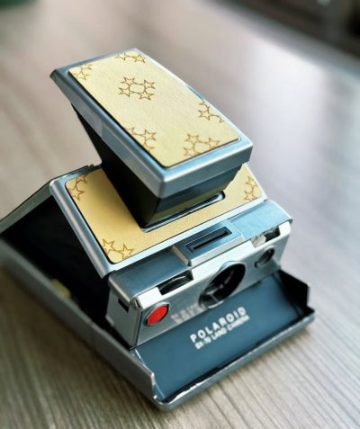 宝丽来 SX-70 是一台兼具设计美感与拍摄乐趣的经典即时成像相机。折叠式机身极具辨识度，金属与皮革的搭配放在今天依然高级，收起时小巧精致，展开后仪式感拉满。
实际使用中，对焦和取景都很直观，成像具有 SX-70 独有的柔和层次和复古色调，曝光容错高，光影过渡自然，...