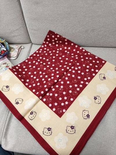 可爱的kitty大方巾。